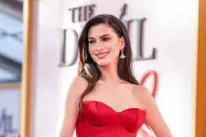 ФОТО+ВИДЕО | Ен Хатавеј во спектакуларна црвена креација на премиерата на филмот „Ѓаволот носи Прада 2“ во Њујорк