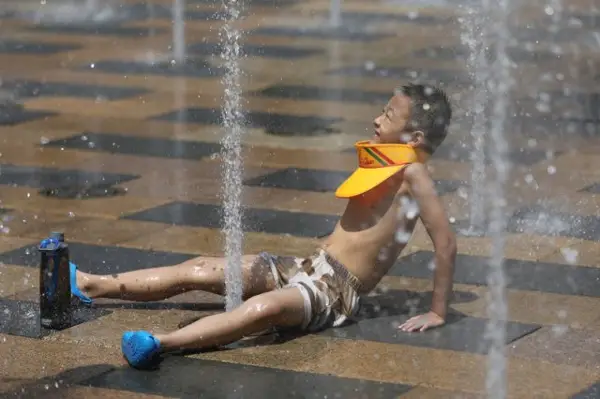 Бангкок отвора стотици центри за разладување додека температурите растат