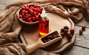 Од лузни до сјајна кожа – маслото од шипка е тајно оружје за младешки изглед и здрава коса