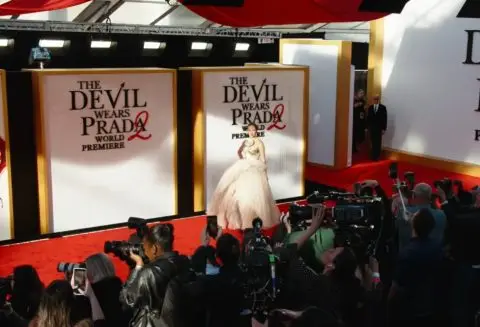 ЧИСТ ЛУКСУЗ: Фустанот на Емили Блант бил изработен за 4.000 часа со 25.000 свилени пердуви (ВИДЕО)