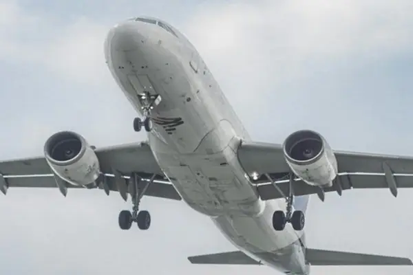 Авиокомпаниите најавуваат поскапување на летовите кон далечни дестинации поради војната во Иран