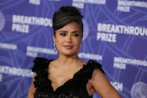 ФОТО | Салма Хаек гордо ја покажа седата коса на црвениот тепих