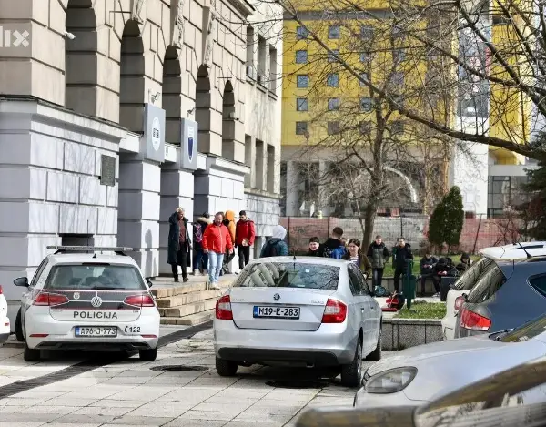 Масовни извештаи за поставени бомби во училишта низ целиот Тузлански кантон