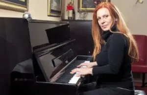 Пејачката која со својот глас одбележа една музичка ера, Маја Оџаклиевска, денеска полни 72 години