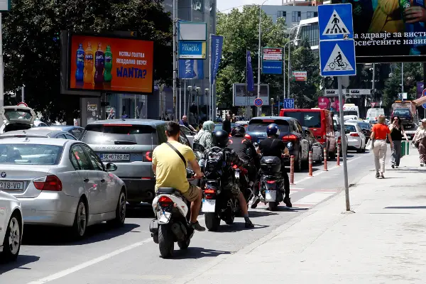 Инцидент во Центар: Мотоциклист нападна малолетник откако децата го погодиле со балонче со вода