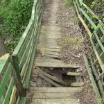 Се загадува реката кај населбата Буковски ливади, дрвениот мост искршен