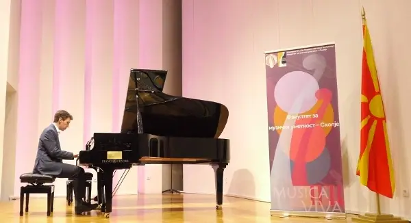 Дино Имери е волшебник на пијано – емотивен концерт со „Голдберг варијациите“ од Бах за роденденот на ФМУ