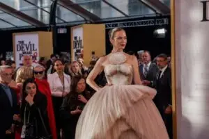 ФОТО | Емили Блант блесна во фустан од 25.000 свилени пердуви на премиерата на „Ѓаволот носи Прада 2“ – потребни биле 4.000 часа да се изработи