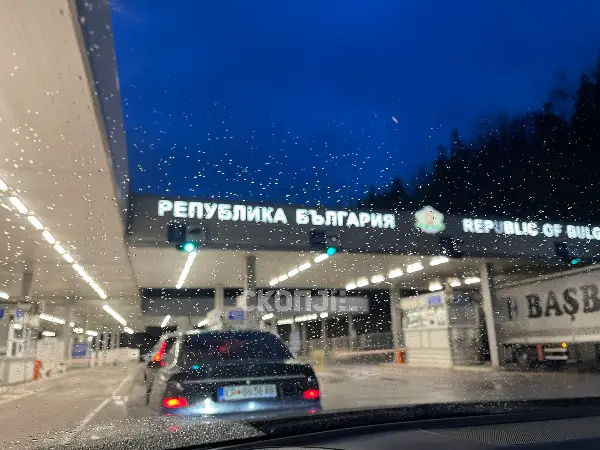 Трагедија на границата Бугарија-Турција: две лица загинаа, 16 повредени откако автобус тргнал наназад и прегазил патници