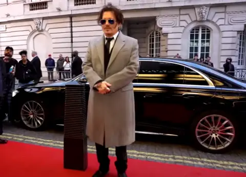 Слики од Џони Деп изложени во две галерии во Германија – цените достигнуваат и до стотици илјади евра