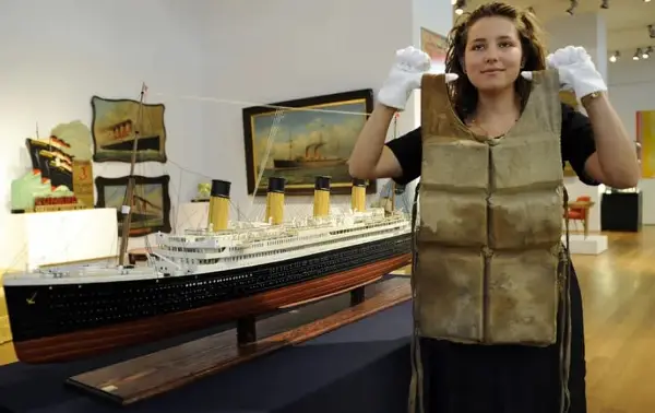 Елек за спасување од „Титаник“ е продаден на аукција за 770.000 евра- го носела преживеана патничка (ВИДЕО)