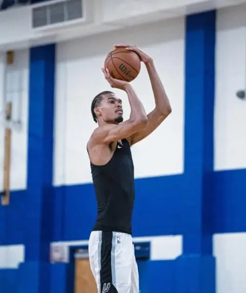 Вембањама лупна со главата во паркетот