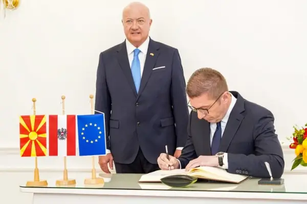 Има моменти кога Европа мора да избере дали ќе реагира или ќе води, порача Мицкоски од Виена