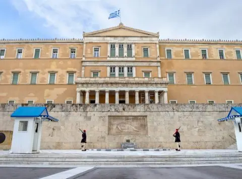 Грчкиот парламент го одзеде имунитетот на 13 пратеници на Нова демократија поради земјоделски скандал