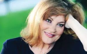 ВИДЕО | Со леснотија пее на 87 години: Терезa Кесовија во својот дом вежба за последниот концерт