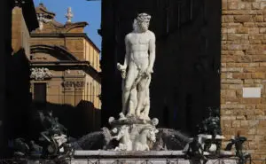 Туристка се качила на фонтаната на Нептун во Фиренца како дел од предизвик – предизвикала штета од 5.000 евра