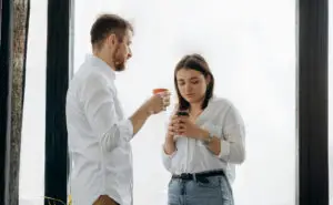 Како да препознаете дека партнерот ве изневерува — клучни знаци што не треба да ги игнорирате