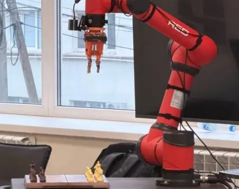 Научници конструираа робот-шахист со вештачка интелигенција