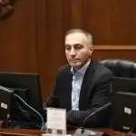 Артан Груби уште еден месец ќе седи дома