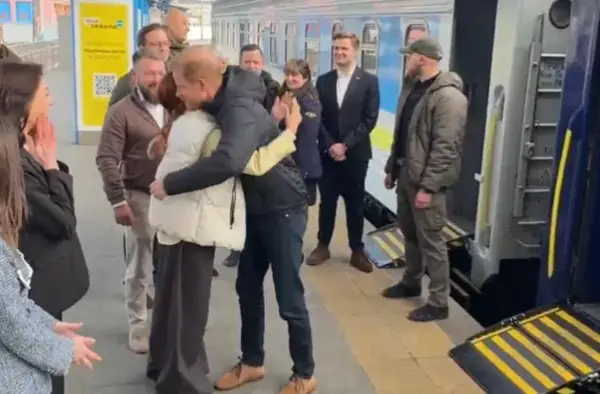 Принцот Хари  во ненајавена посета на Киев 