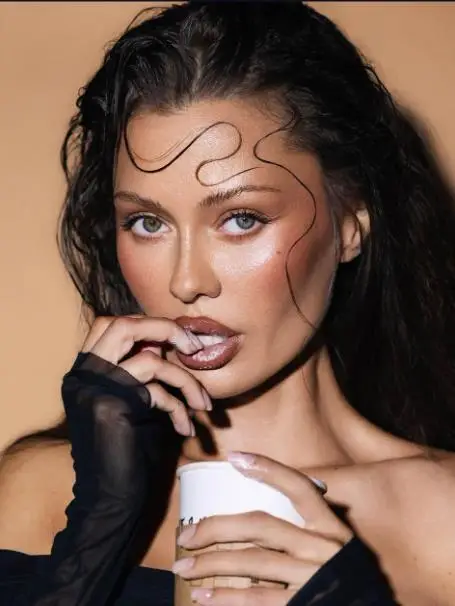 Фото: Руска инфлуенсерка во костим за капење со принт на Путин!