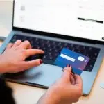 Македонците најмногу онлајн плаќаат за авиобилети и резервации во хотели