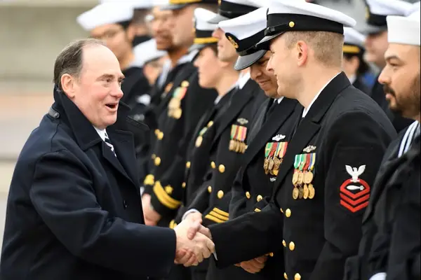 Американскиот секретар на морнарицата Џон Фелан ја напушти фунцијата