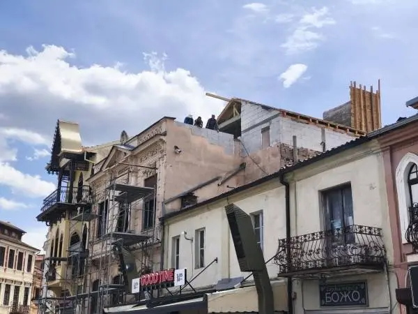 За доградбата на куќарка за лифт над покривот на „Алхамбра“ во Битола досега не е пријавено отстапување од проектот за реконструкција и ревитализација