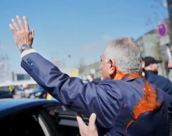 (Видео) Испрскан со црвена течност синот на соборениот ирански шах во Берлин по политичка конференција