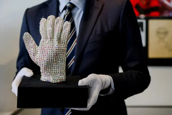 Предметите на Мајкл Џексон се на аукција: Меѓу нив е и ракавица од турнејата „Bad“