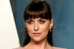 ФОТО | Нова фризура и минималистички стил – Дакота Џонсон прошета низ Рим со пролетен изглед за чиста десетка