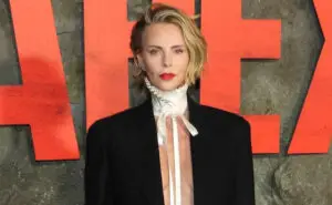 ФОТО | Шарлиз Терон прошета во машки костум на премиера на филм – под палтото не носеше ништо