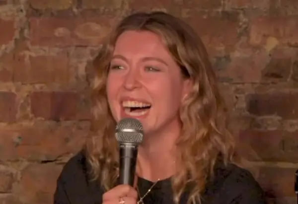 Комичарка флертува со гледач од публиката- снимката има над 15 милиони прегледи (ВИДЕО)