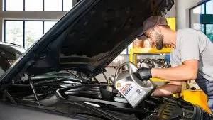 Shell потсетува дека и моторното масло штеди гориво