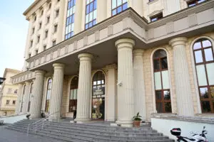 Притвор за судски полицаец и службеник за примање на мито!