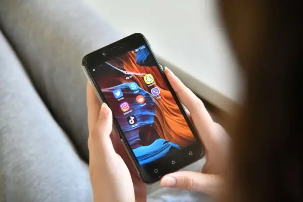 Кои ќе бидат разликите помеѓу iPhone Ultra и Samsung Galaxy Z Fold8?