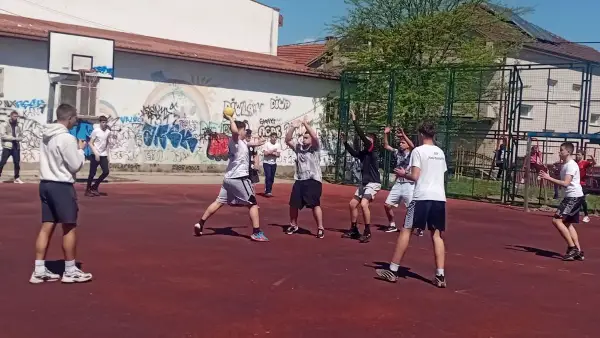 „Спорт да, дрога не“: Основци од Куманово се натпреваруваа во мал ракомет (ФОТО)