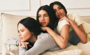 ФОТО+ВИДЕО | Адријана Лима ја направи првата фотосесија со ќерките за „Викторија сикрет“