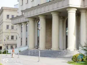 Завршија во притвор: Судски полицаец и доставувач земале поткуп за да „средат“ предмет пред Апелација и Врховен