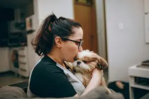 Како да им одолееме? Колку е ризично да ги бакнуваме домашните миленици?