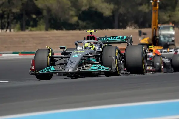 Се врќа трката на која Хамилтон го израмни рекордот на Шумахер