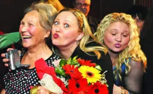 ФОТО | Горда тетка – Лидија Кочовска ѝ чува грб на внуката, Нела Павловска