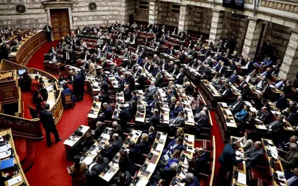 Грчкиот парламент им го тргна штитот на 13 пратеници во аферата со ЕУ субвенции