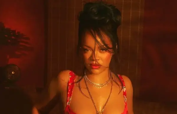 Ријана позира во долна облека од нејзината најнова колекција- фановите воодушевени (ФОТО)