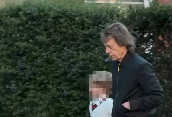 Легендарниот Мик Џегер е снимен на прошетка низ Лондон со најмладиот син (ВИДЕО)