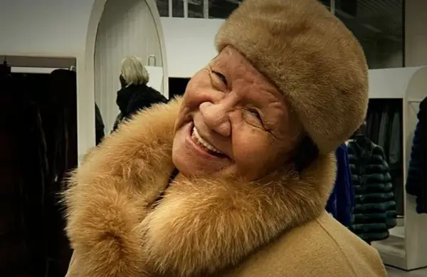 85- годишна Британка измамила луѓе за 800.000 долари, меѓу кои и сопствениот син- верувале дека е член на кралско семејство