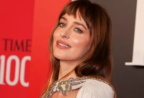 Дакота Џонсон пристигна како митолошка божица на гала вечера (ФОТО)