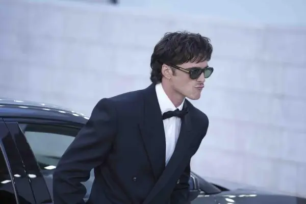 Згодниот актер ја ,,фати” Кардашијан? Интернетот зуи за нивната романса откако беа фотографирани на Коачела