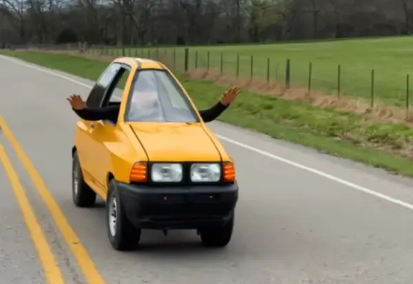 Најтесниот легален автомобил во светот е потесен и од количка од супермаркет