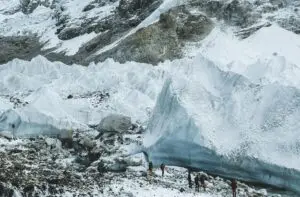 Неочекуван застој на Монт Еверест — огромен глечер ја блокираше патеката на алпинистите